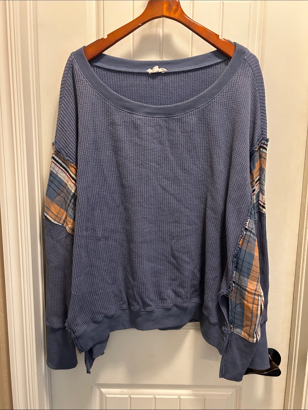 Oli & Hali M oversized Blue Waffle-Knit Sweater with Plaid Sleeve Detail